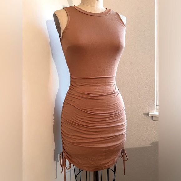 DRESS👗 - Picture 1 of 4